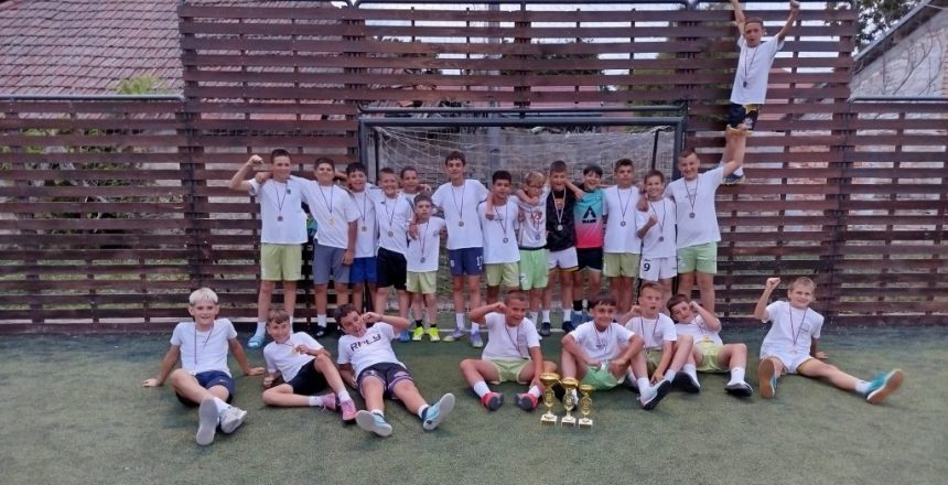 Zajednicka-fotografija-prva-tri-pobednicka-tima-2014.-i-2015.godista-jun-2026.-godina-1024x638